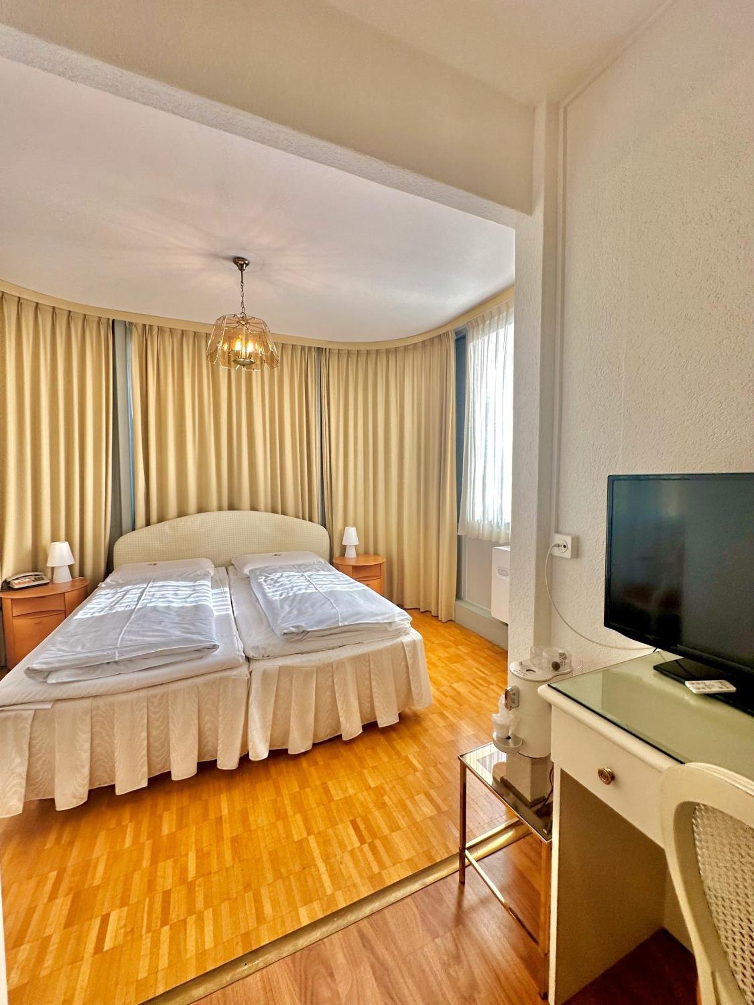 Quarto Duplo com Vista Lago Parcial